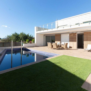 STADTVILLA IM LUXUS-CHALET-STIL, MIT PRIVATEM POOL, GARTEN, GRILL, GARAGE, FITNESSRAUM UND VIELEM ME