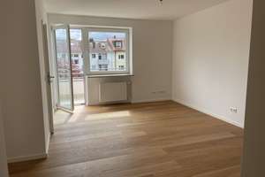 Von Privat- Hochwertig modernisierte 2-Zimmer Wohnung mit Balkon und EBK in Harlaching.