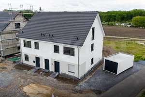  Wohnen in der Heide: Neubau-Doppelhaushälfte mit einer Garage (KfW-40)