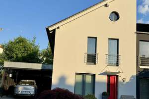 Modernes Niedrigenergie-EF-Architektenhaus als DHH  in bester Wohnlage