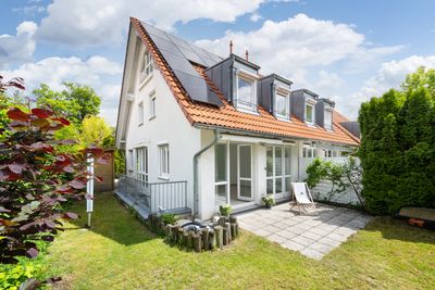 Doppelhaushälfte mit sonnigem Eckgarten, sofort bezugsfrei in zentraler Lage von Grünwald