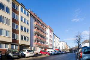 Charmante renovierungsbedürftige 2-Zimmer Wohnung mit Balkon, separater Küche & toller Lageanbindung