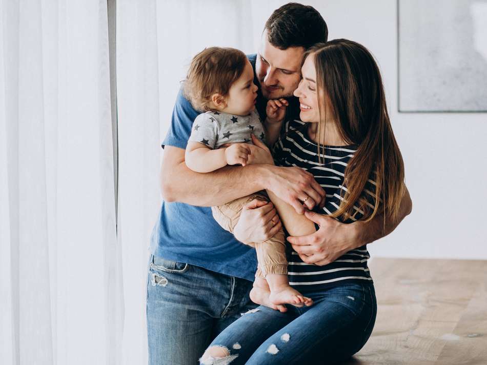 junge-familie-mit-ihrem-kleine