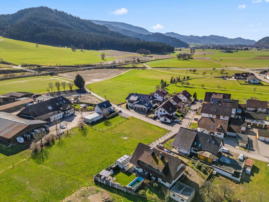 Immobilie in Winden im Elztal - Attraktive Doppelhaushälfte mit Garten, Pool & Doppelgarage in idyllischer Lage in Niederwinden - Bild 3