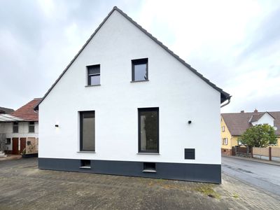 Erstbezug nach Modernisierung: EFH (DHH) mit 4,5 Zimmern zur Miete. Haustiere erlaubt.
