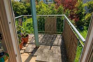 kleine 1,5-Raumwohnung mit Duschbad, Laminat, Einbauküche, separatem Eingang, Balkon