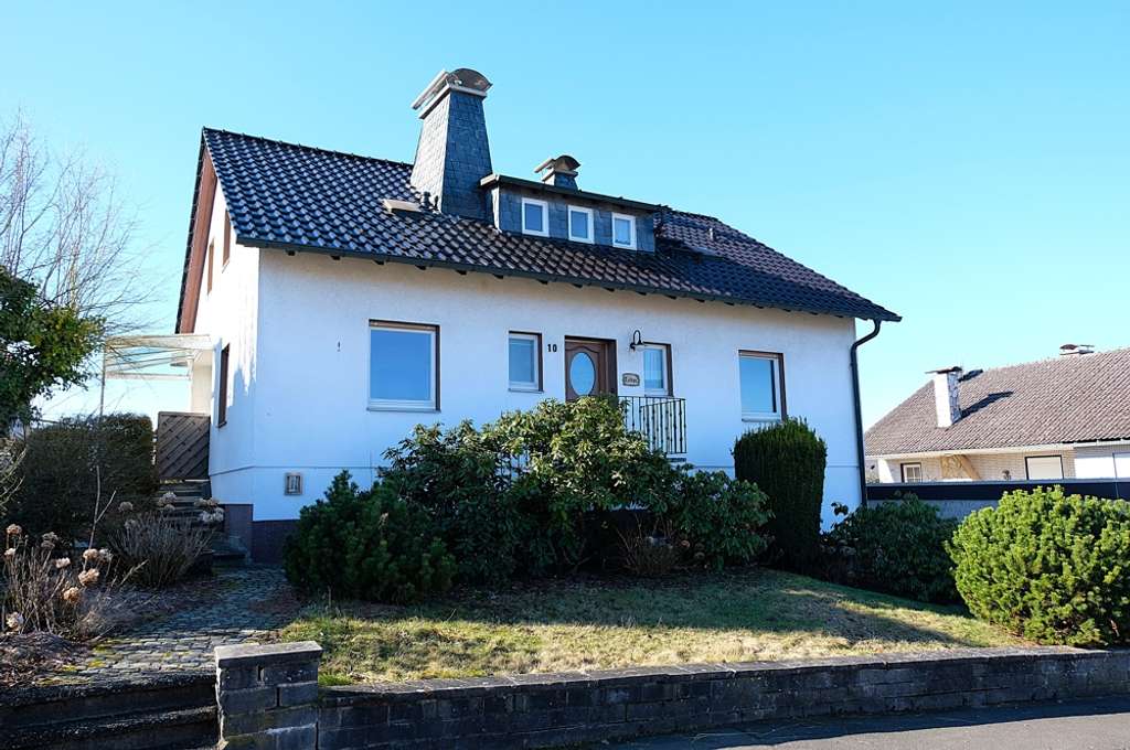 Immobilie in Schenklengsfeld - Solides Einfamilienhaus mit ELW in angenehmer Lage von Wippershain ! - Bild 0