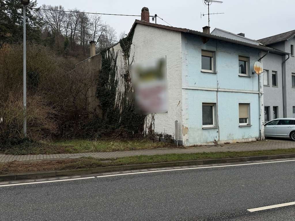 Immobilie in Neuwied - Sanierungsbedürftiges Wohngebäude mit Blick auf den Rhein - Bild 0