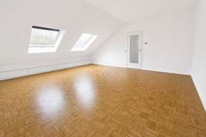 helle, geräumige & frisch renovierte 2 Zimmer Dachgeschosswohnung