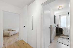 Nähe Hohenzollernplatz: Frisch sanierte, möblierte 2-Zimmer-Wohnung mit Südbalkon – Hohenzollernstraße 111, 80796 Neuschwabing, München – Vorschaubild 3