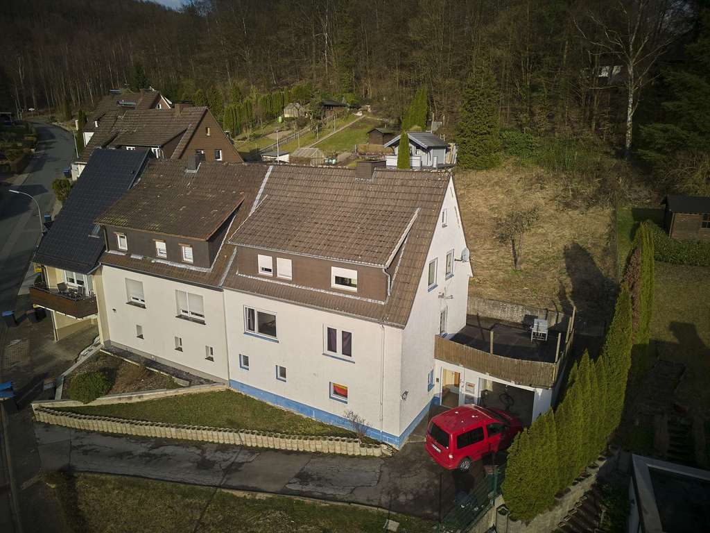 Immobilie in Meschede - Modernisieren & profitieren: Zweifamilienhaus mit Entwicklungspotenzial - Bild 0