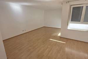 Lebendiger Wohnraum: 2,5-Zimmer-Wohnung in Esslingen am Neckar – Landenbergerstraße 14, 73728 Innenstadt, Esslingen am Neckar – Vorschaubild 2