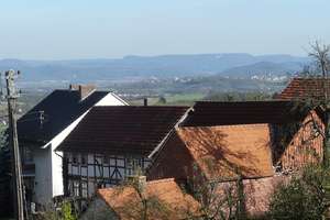 Ohne Makler : Idyllische Lage, traumhafter Weitblick und großzügiges Grundstück – Kombergstraße 16, 37290 Meißner – Vorschaubild 2