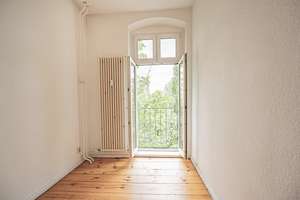 Urbane Wohnoase mit Altbauflair und Loft-Potenzial im Herzen von Prenzlauer Berg – Schönhauser Allee 28, 10435 Prenzlauer Berg, Berlin – Vorschaubild 2