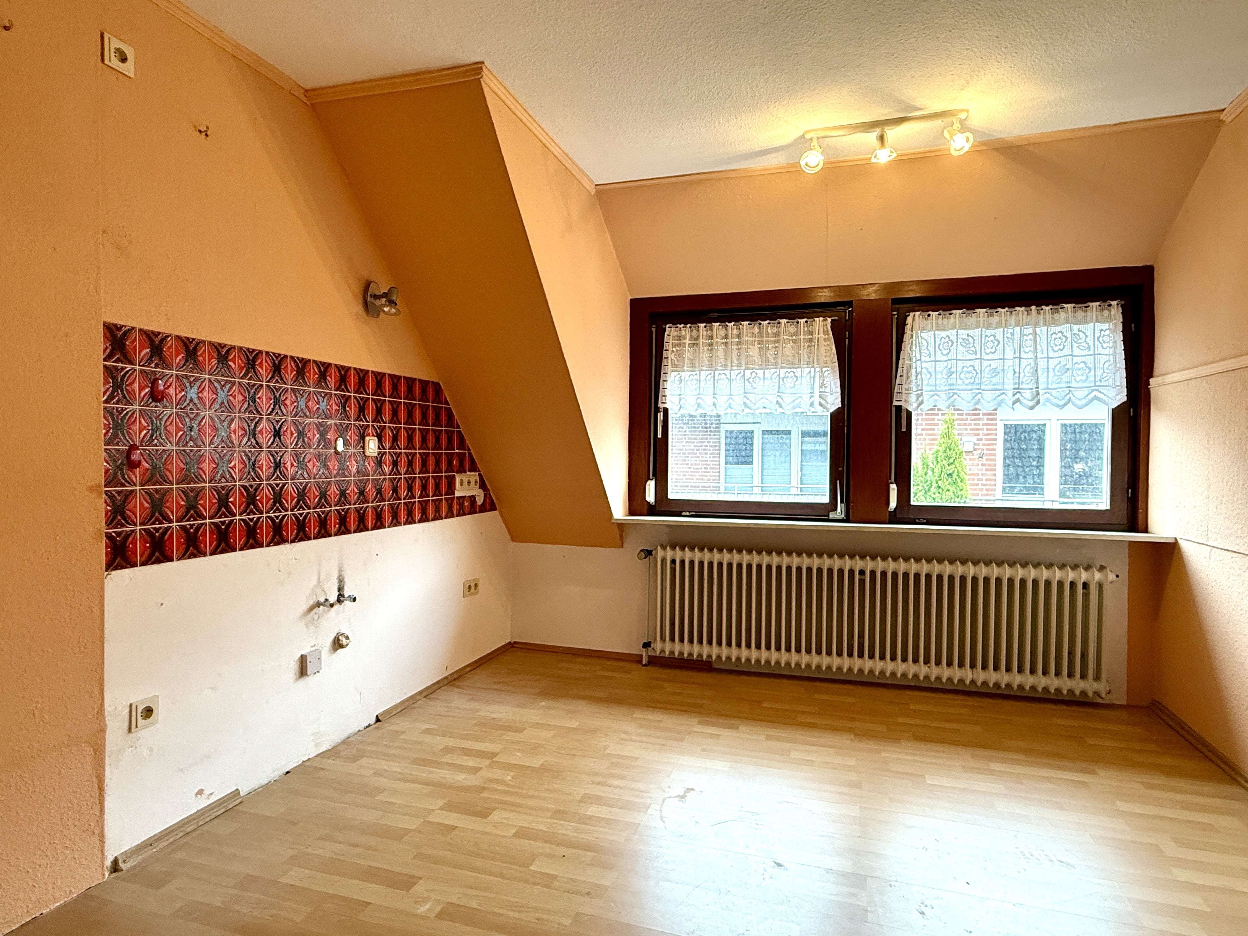 Immobilie in Hude (Oldenburg) - Zweifamilienhaus mit großem Grundstück und viel Nutzfläche - Bild 2