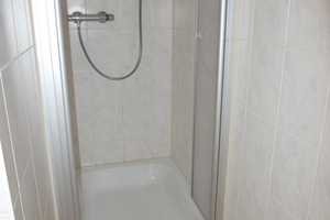 Ab sofort zu haben: Kleine Singlewohnung mit Laminat, Küchenbereich im Vorraum und Bad mit Dusche – Adlergasse 13, 1067 Dresden – Vorschaubild 13