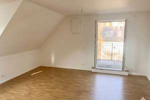 Exklusive drei Zimmer Dachgeschosswohnung mit Balkon – Wachtelweg 29, 81827 Waldtrudering, München – Vorschaubild 2