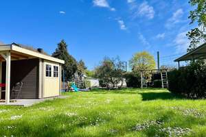 Bonn-Küdinghoven: Lichtdurchflutete Neubau-Oase auf eigener Etage mit privatem Garten