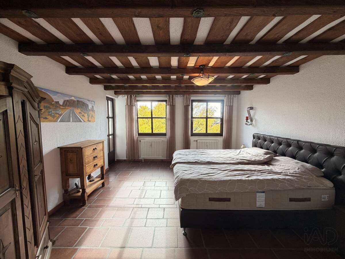 Immobilie in Kirchheim bei München - Schlossburg-Charakter trifft mediterranes Wohngefühl – außergewöhnliche Maisonette auf zwei Ebenen - Bild 2