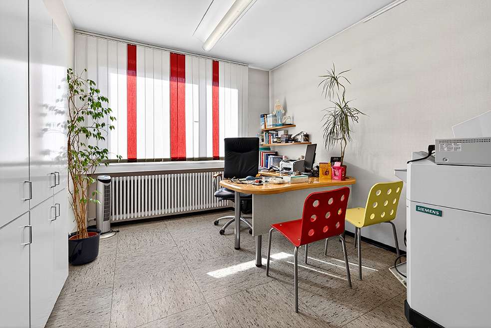 Immobilie in Vöhringen - Großzügiges Einfamilienhaus mit Einliegerwohnung und Praxis im Herzen von Vöhringen - Bild 2