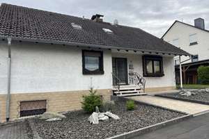 Großzügiges Wohnhaus in beliebter Lage von Neustadt – Die vollständige Adresse der Immobilie erhältst du vom Anbieter., 35279 Neustadt (Hessen) – Vorschaubild 2