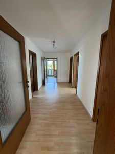 Helle und großzügige 3-Zimmer-Wohnung mit Balkon und Carport in Aichach-Sulzbach
