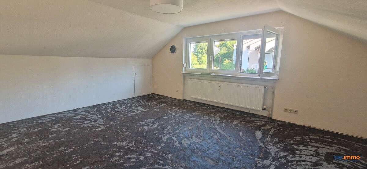 Immobilie in Winnenden - Dachgeschoss und dennoch mit großen Garten zur Alleinnutzung - Bild 0