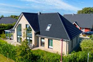 Wohn-Highlight mit Stil und viel Platz: modernes Einfamilienhaus nahe Nordsee und Husum. – Die vollständige Adresse der Immobilie erhältst du vom Anbieter., 25860 Horstedt – Vorschaubild 1
