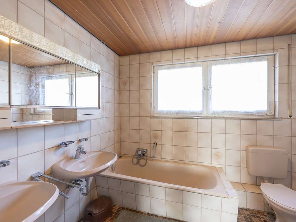 Badezimmer (EG)