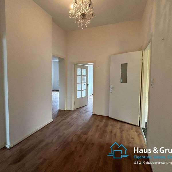 *** sehr schöne und große Altbau-3 Zimmer-Wohnung mit Balkon und Garage, Soers ***