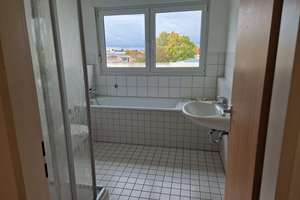 Schöne, frisch renovierte 3-Raum-DG-Wohnung mit Balkon und Garagenstellplatz in Mönchengladbach – Neersbroicher Straße 173, 41066 Flughafen, Mönchengladbach – Vorschaubild 16