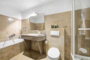 Aufgeteilt und frei lieferbar: Großzügige Villa mit zwei Wohnungen und Praxisfläche – Die vollständige Adresse der Immobilie erhältst du vom Anbieter., 22397 Duvenstedt, Hamburg – Vorschaubild 14