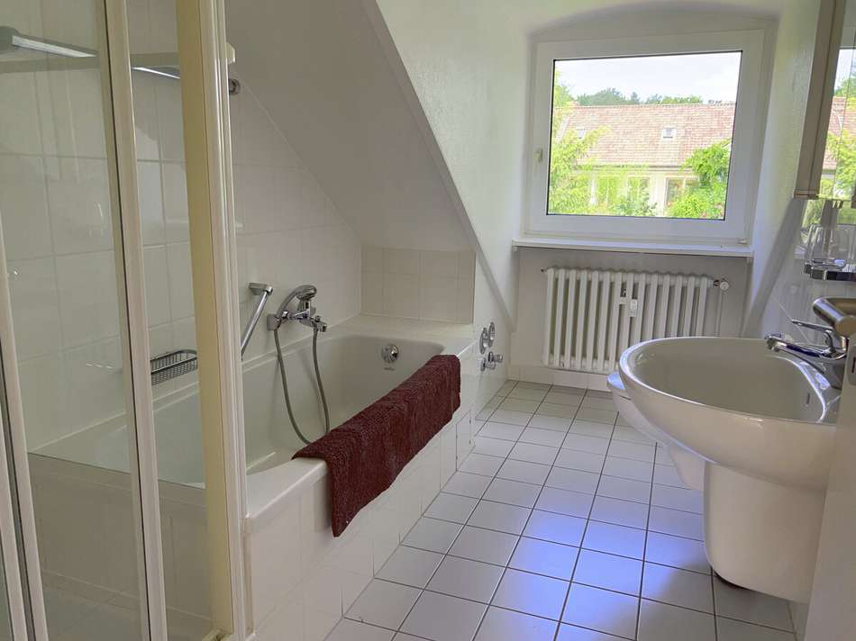 hell gefliestes Vollbad mit Fe