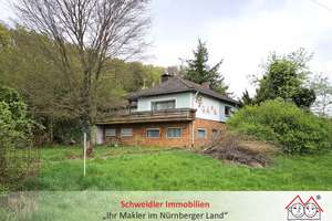 "Dornröschenschlaf": Großer Bungalow mit Sanierungsbedarf in ruhiger Lage von Hiltpoltstein – Die vollständige Adresse der Immobilie erhältst du vom Anbieter., 91355 Hiltpoltstein – Vorschaubild 1