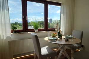 Hochwertig sanierte 2-Zimmer-Wohnung mit Balkon, Weitblick & TG-Stellplatz – möbliert, All-inclusive