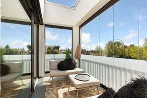 Stadt vor der Tür, Ruhe hinter der Scheibe – Neubau mit Loggia & A+