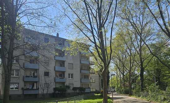 „Sofort verfügbare“ Stilvolle 3-Zimmer-Wohnung mit großem Balkon, viel Licht & gepflegtem Zustand