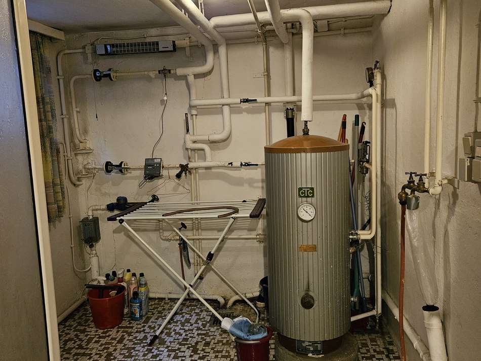 Boiler-Raum mit Dusche