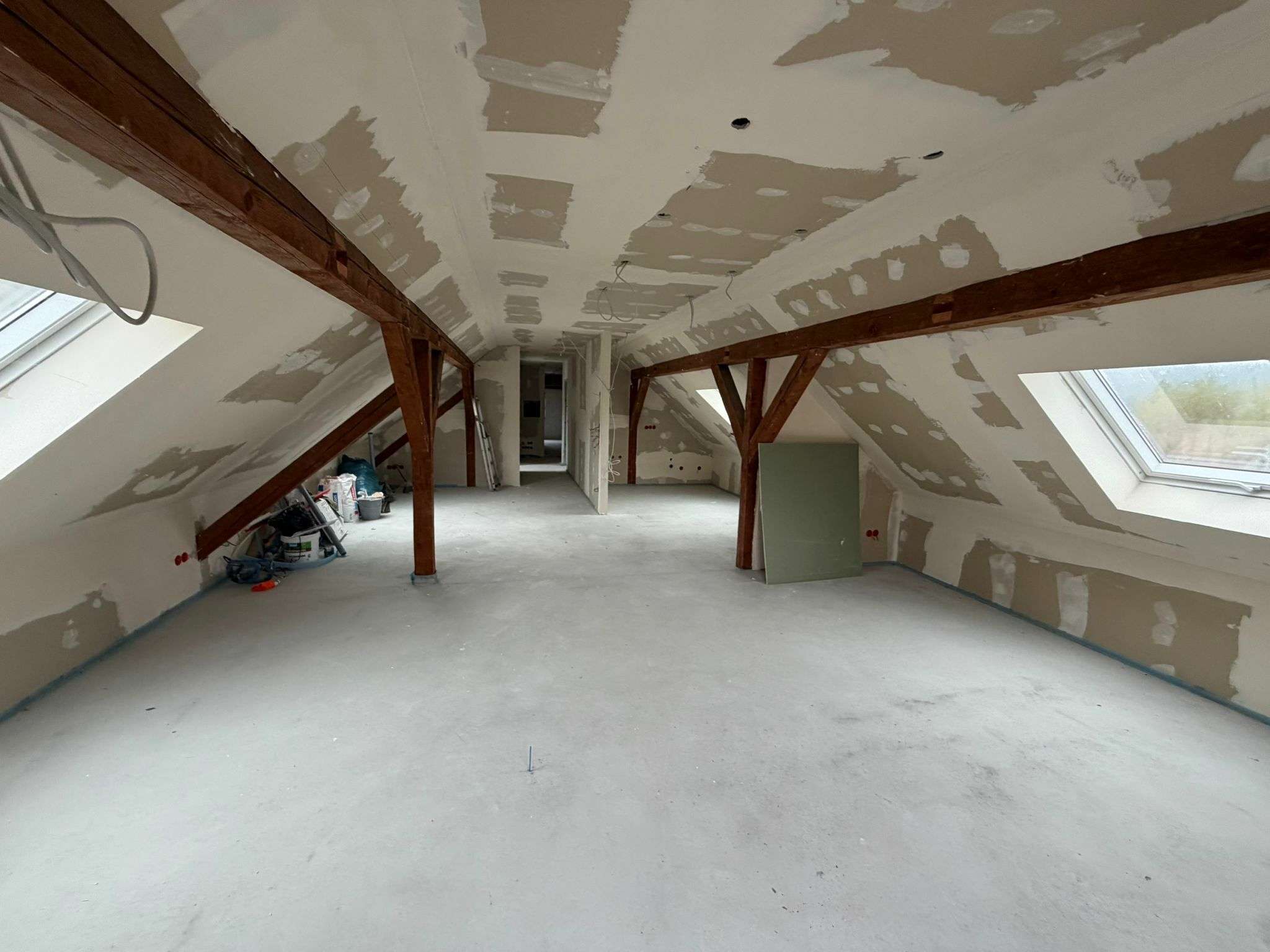 Lichtdurchflutete Dachgeschossfläche mit Charme und individuellem Ausbaupotenzial, Nürnberger Land Kreis – Bild 1