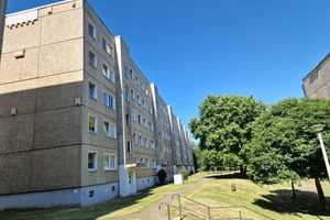 Wohnung sucht Familie: großzügige 4-Zimmer-Wohnung (WBS) – Karl-Laux-Str. 21, 1219 Dresden – Vorschaubild 1