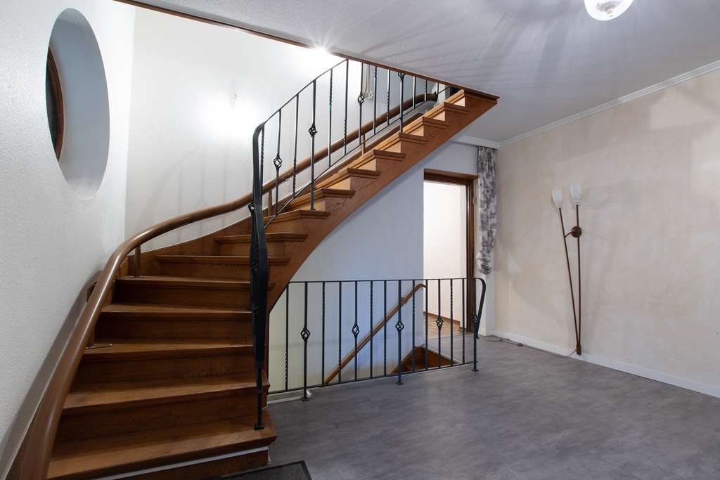 Immobilie in Korschenbroich - Freistehendes 1-2 Familienhaus mit Carport, 3-4 KFZ Stellplätzen und Wohnmobilstellplatz - Bild 3