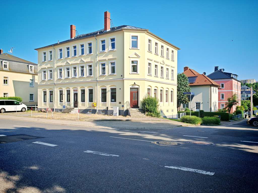 Wohn- und Geschäftshaus am Stadtrand von Dresden - Ausbaupotenzial - Stellplätze und Garagen