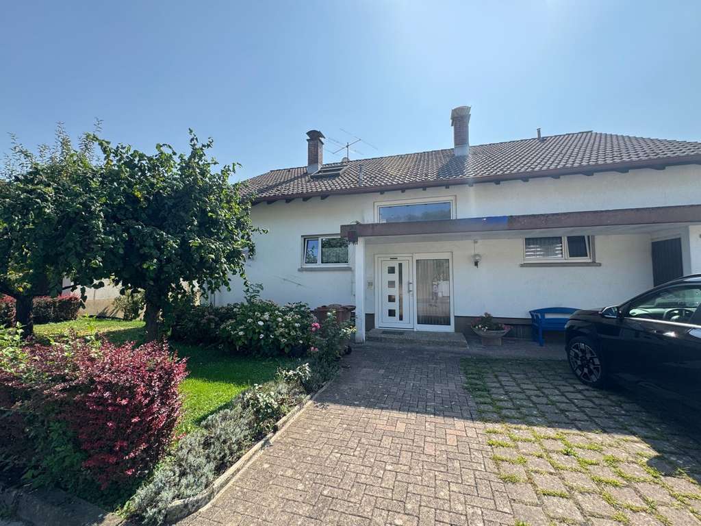 Immobilie in Küssaberg - Dangstetten-Einfamilienhaus mit Doppelgarage und Einliegerwohnung-Wohnen und Arbeiten unter einem Da - Bild 0