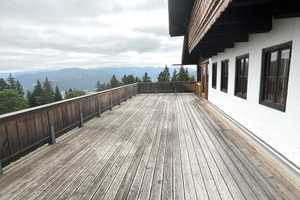 Sonniges Mehrfamilienhaus mit gewerb. Nutzung, großem Grundstück, Terrasse, Balkon & Doppelgarage – Berchtesgadener Land (Kreis) – Vorschaubild 2