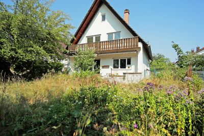 Neubau oder Modernisierung? Charmantes Wohngrundstück mit sanierungsbedürftigem Zweifamilienhaus