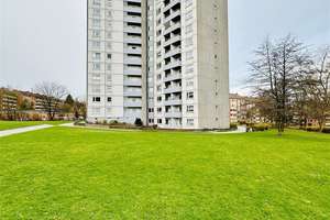 Vermietete 2-Zimmer-Wohnung mit EBK, Balkon, Aufzug und Bodenkammer // Kiel-Dietrichsdorf – Braunsberger Weg 10, 24149 Neumühlen-Dietrichsdorf, Kiel – Vorschaubild 2