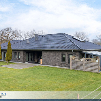 Wohnen auf einer Ebene: Moderner Bungalow mit Einliegerwohnung und Traumgrundstück. Obj. 9314