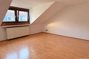 Dachgeschosswohnung mit Renovierungsbedarf und viel Potenzial in Maxvorstadt-München – Die vollständige Adresse der Immobilie erhältst du vom Anbieter., 80798 Josephsplatz, München – Vorschaubild 2