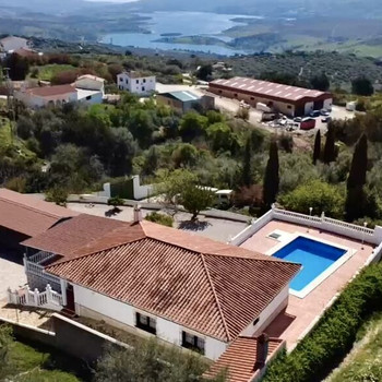 Exklusive Villa mit Pool und Panoramablick auf den Viñuela-See in privilegierter Umgebung
