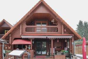 Kleines Holzhaus mit Garage, Carport, Kamin, Terrasse und Garten in Neudorf-Platendorf bei Gifhorn – Die vollständige Adresse der Immobilie erhältst du vom Anbieter., 38524 Sassenburg – Vorschaubild 1